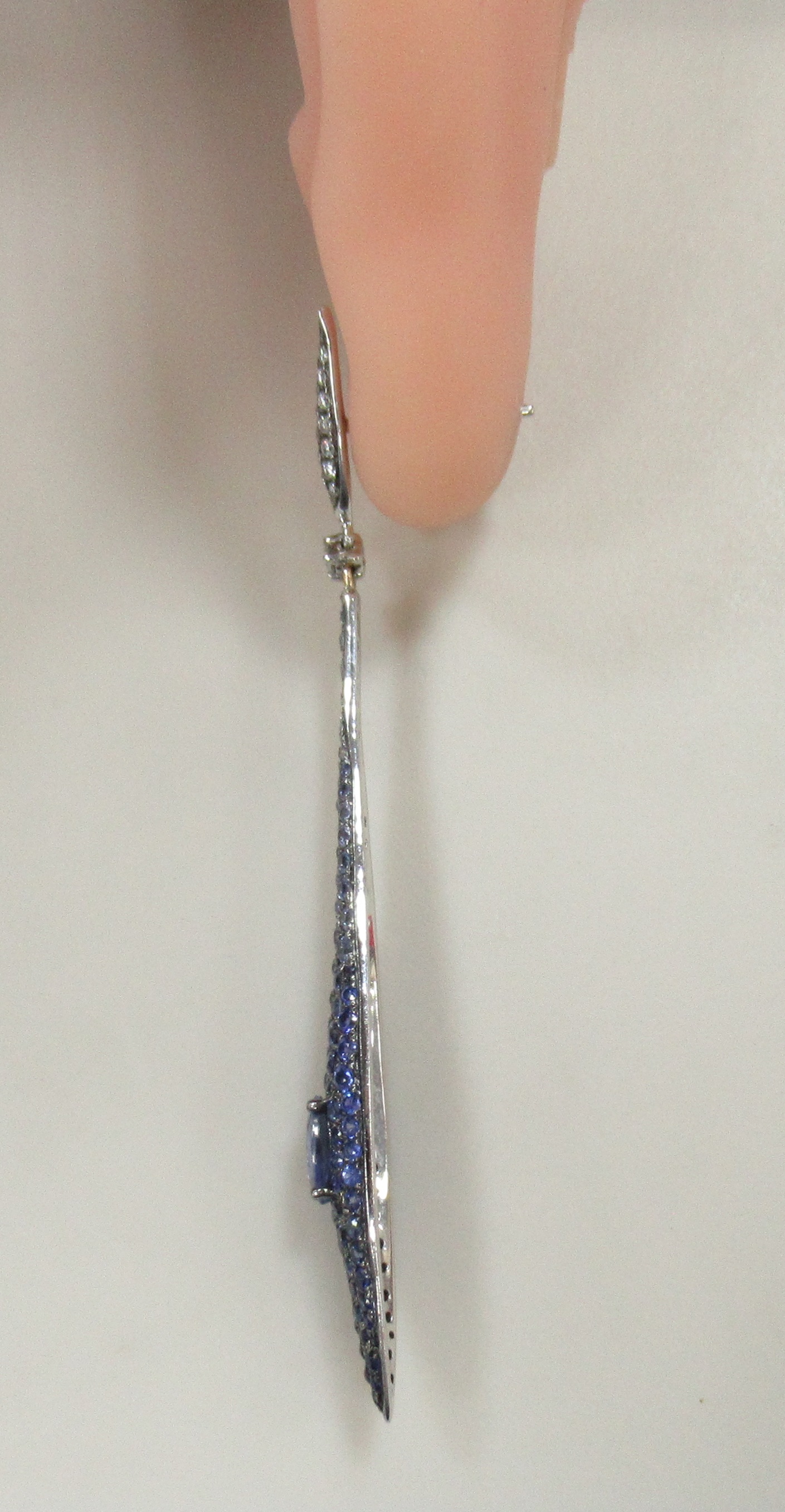 Серьги из белого золота с сапфирами